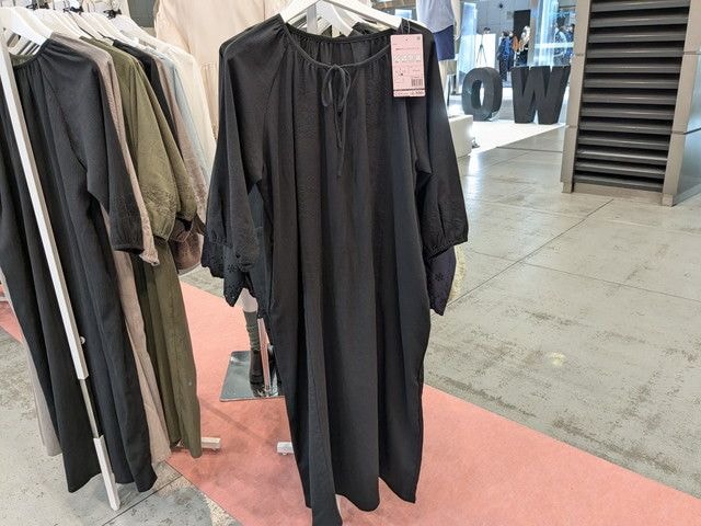 袖先に刺繍の入った黒のワンピース