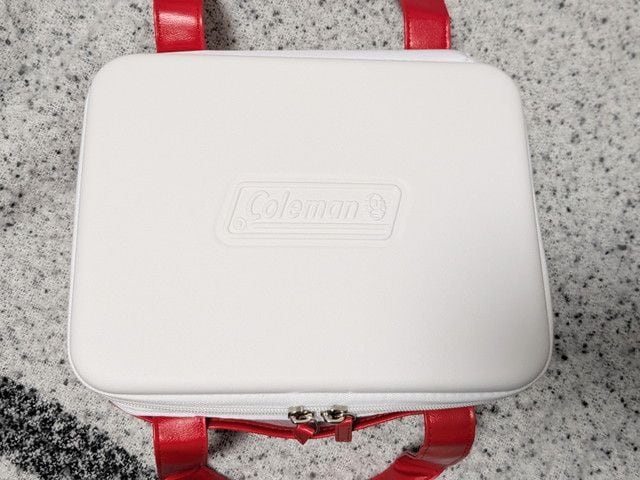 Coleman保冷バッグを上から見た様子。ホワイトのフタにコールマンロゴ、ダブルファスナー仕様