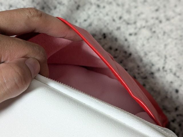 Coleman保冷バッグの側面ポケットのアップ。レッドのPU素材のポケットが4か所ある