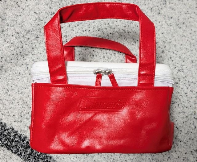 Coleman保冷バッグ RED正面。レッドのPU素材にコールマンロゴのエンボス加工