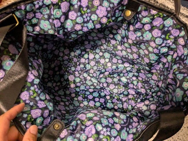 ANNA SUI miniトートバッグの内側。ANNA SUI miniロゴ入りのオリジナルフラワープリント