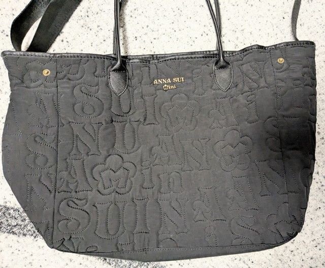 ANNA SUI miniリバーシブルトートバッグ。ロゴキルティング面のブラック
