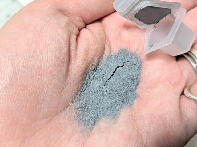 ファンケル ディープクリア 洗顔パウダーZを手のひらに出したグレーのパウダーのテクスチャー