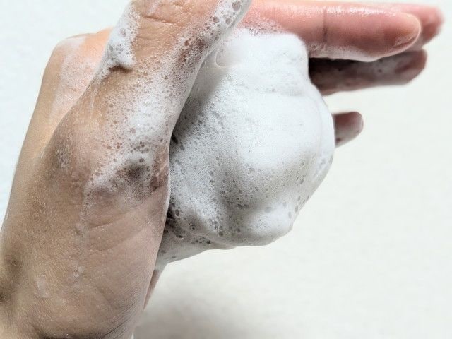 ファンケル ディープクリア 洗顔パウダーZの泡を両手で包み込んだアップ