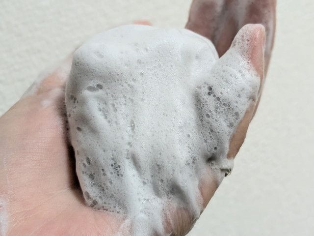 ファンケル ディープクリア 洗顔パウダーZを泡立てた状態を手のひらで見せるアップ