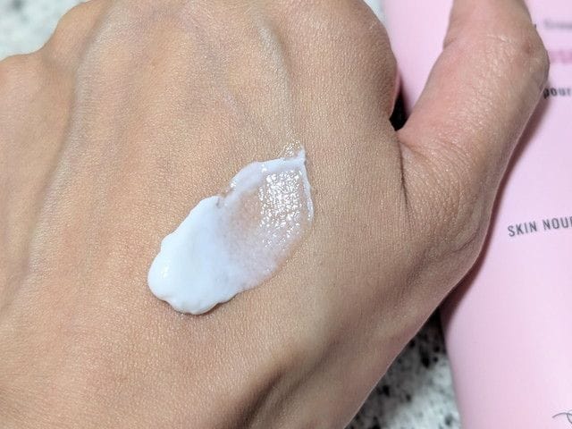 ラリン ROSE ボディクリームのテクスチャーを手の甲にスウォッチした様子