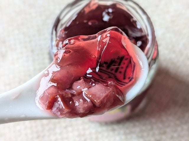 宝石レモンのサングリアジュレをスプーンですくった様子