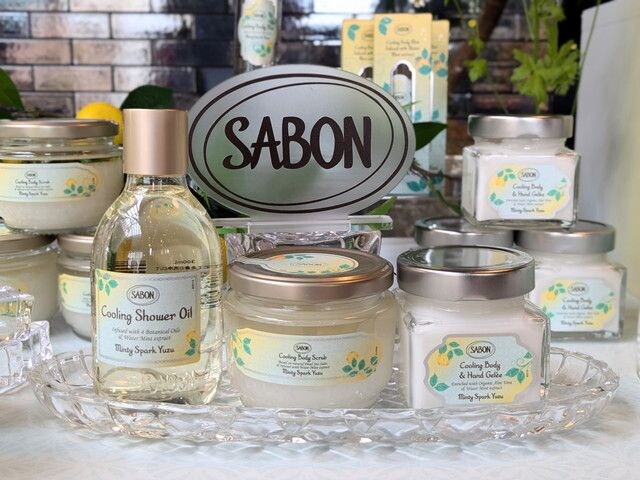 SABONミンティスパーク・ユズのシャワーオイル・ボディスクラブ・ボディジェルが並ぶ様子