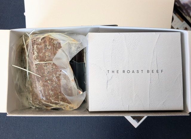 THE ROAST BEEFの父の日ギフトBOXを開封した様子。白いBOXと真空パックされたローストビーフが確認できる
