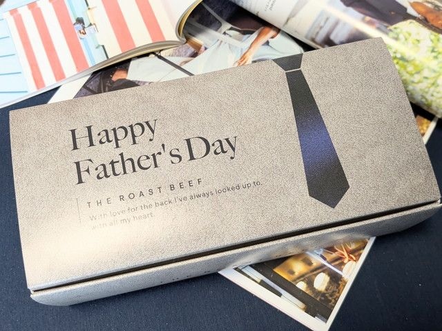 THE ROAST BEEFの父の日限定ギフトBOX外観。Happy Father's Dayの文字とネクタイのデザインが刻まれたシルバーのボックス