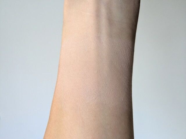 シピシピ フィットスキンクッション デコカバーを腕にスウォッチした様子