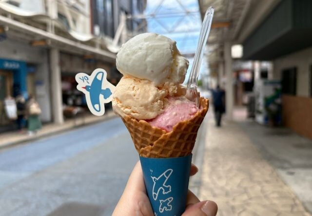 熱海銀座商店街でヨーグルトアイストリプルを手に持った様子