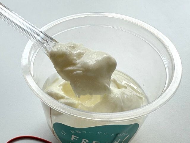 フレッシュよーグルグルトをスプーンですくったもちもちの状態