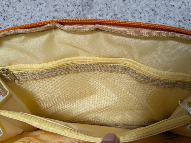 ポーチ内側のメッシュポケットアップ