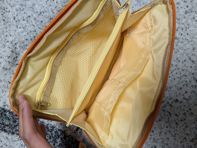 ハッピーターンポーチを開いた内側の収納スペース全体