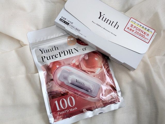 Yunthの生PDRN-α美容液とピュアPDマスクのパッケージを並べた全体写真