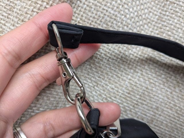 ハローキティリボン型ミニBAGのストラップ部分アップ。シルバーのカラビナフック式で取り外し可能なつくり