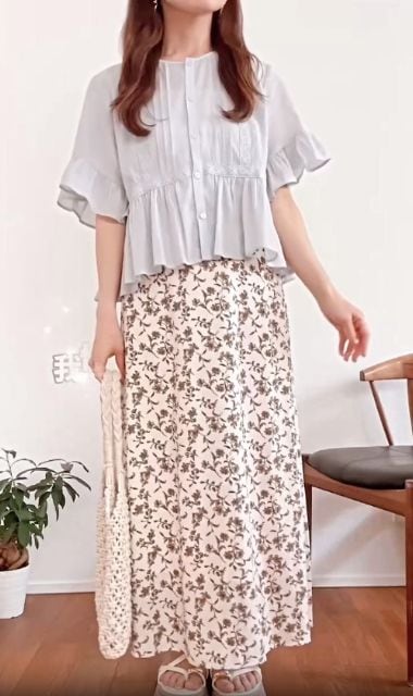 レースフリルブラウスを着たコーデ