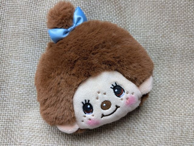 モンチッチちゃんポーチチャームの内部。ファスナー付きでアクセサリーやミニコスメが収納できるつくり