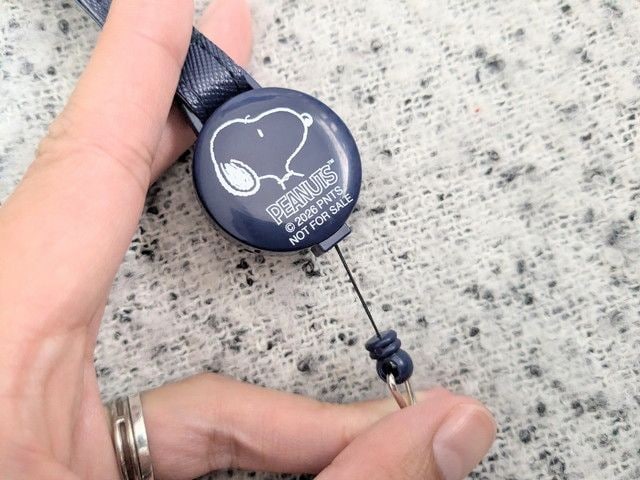 スヌーピーのリールアップ。スヌーピーの横顔がデザインされたネイビーのリールストラップ