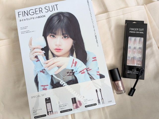 FINGER SUITネイルウェアセットBOOKの表紙と付属3点セット（プレスオンネイル・ネイルポリッシュ・マグネットスティック）の全体写真
