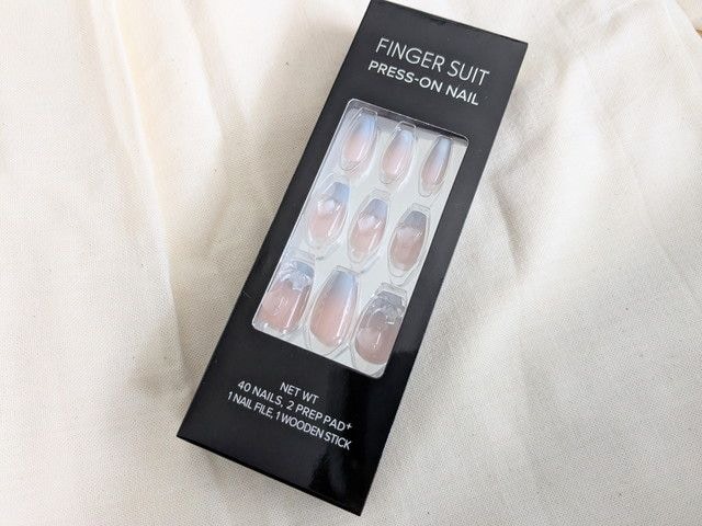 FINGER SUITプレスオンネイルBLISSのパッケージ正面アップ。グレーからベージュへのグラデーションネイルチップが並んでいる