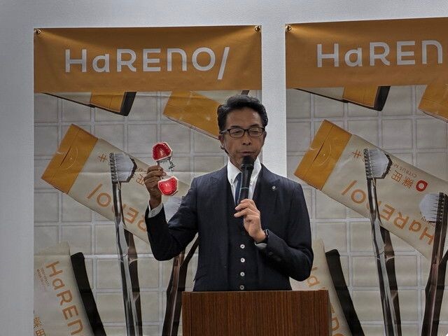 西尾秀俊さんがセミナーで奇跡の歯ブラシを手に持ちながらブラッシング術を実演している様子