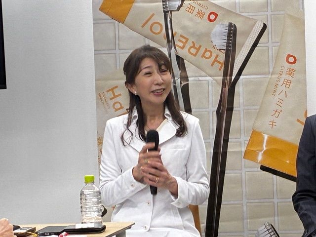 アジュテ前島デンタルクリニック院長・前島美佳先生がセミナーで夏の口臭リスクについて解説している様子