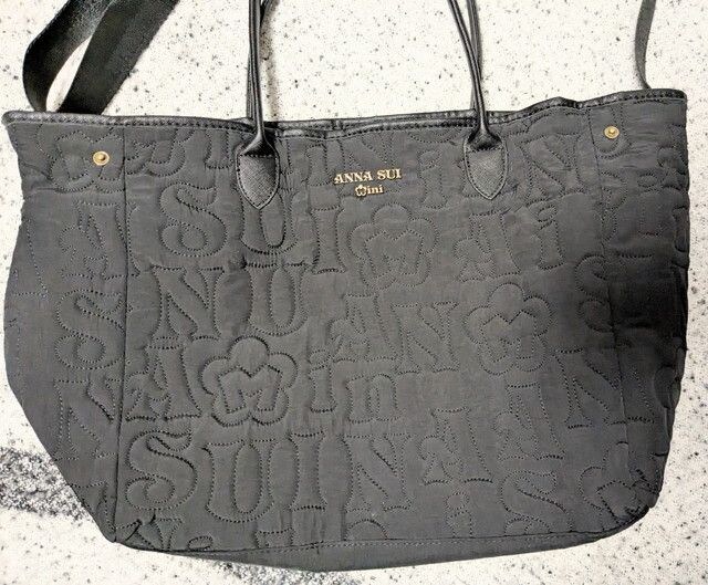 ANNA SUI miniリバーシブルトートバッグ。ロゴキルティング面のブラック