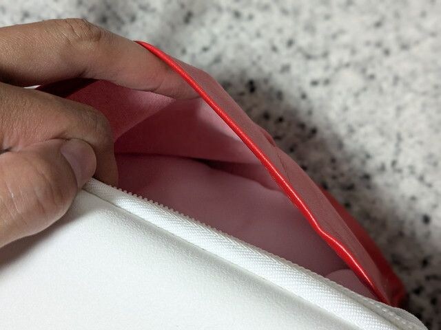 Coleman保冷バッグの側面ポケットのアップ。レッドのPU素材のポケットが4か所ある