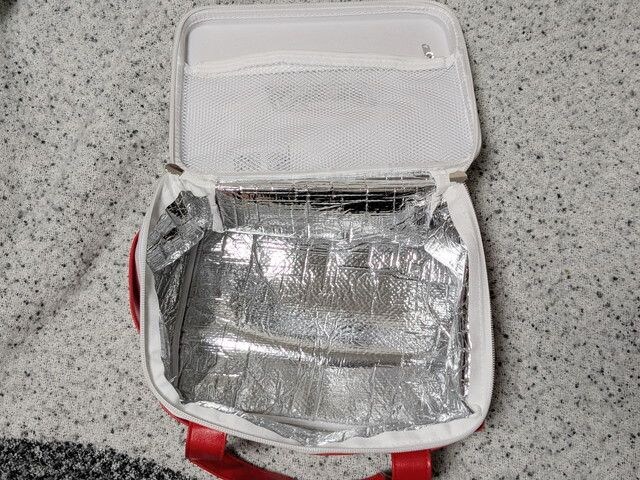 Coleman保冷バッグの内部。アルミ保冷素材が全面に貼られ、フタ側にメッシュポケット付き