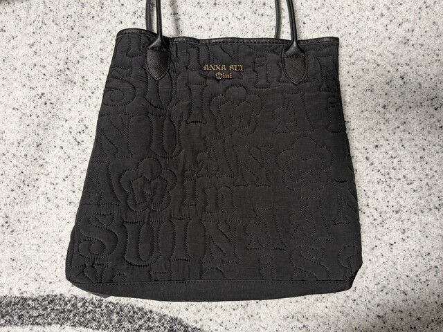 ANNA SUI miniトートバッグのフラワープリント面。パープルとブルーの花柄が全面に広がる