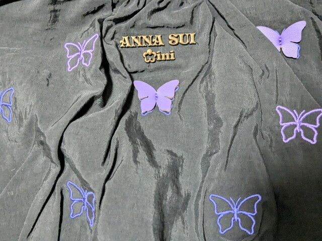 ANNA SUI mini 2wayクロワッサンバッグのアンティークゴールドのロゴプレートと蝶の刺繍アップ