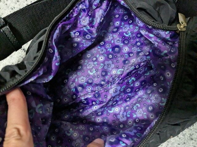 ANNA SUI mini 2wayクロワッサンバッグの内側。パープルのオリジナルフラワープリントとポケット付き