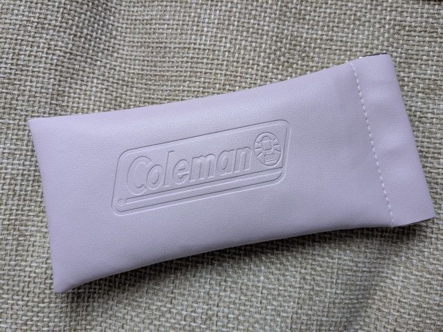 コールマンのライラックカラーグラスケースアップ。Colemanのロゴがエンボスで刻まれたやわらかい素材のケース