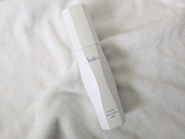 iniks センシティブ モイストバリア ミルク Nのボトル全体。白いシンプルなパッケージ