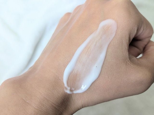 iniks センシティブ モイストバリア ミルク Nのテクスチャーを手の甲に伸ばした状態。すっとなじんでべたつかない質感がわかる