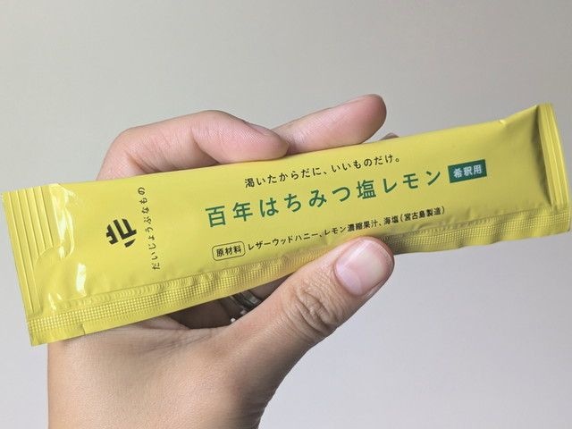 百年はちみつ塩レモン スティックを手で持つ様子
