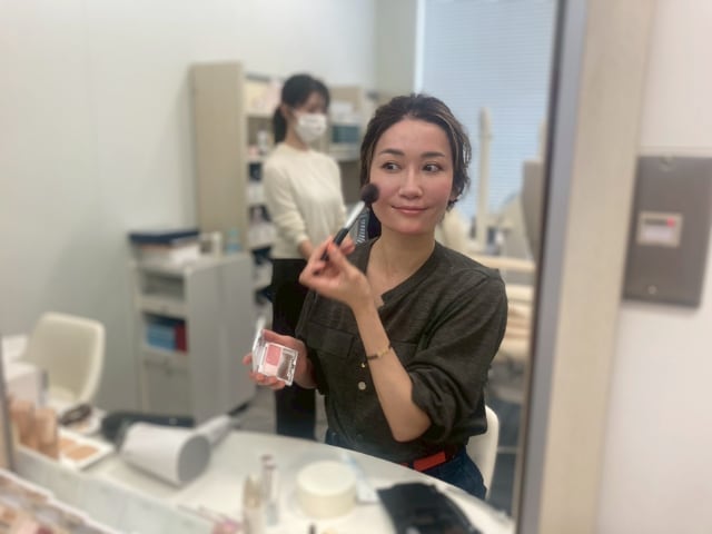 メイクをする笹野美紀恵