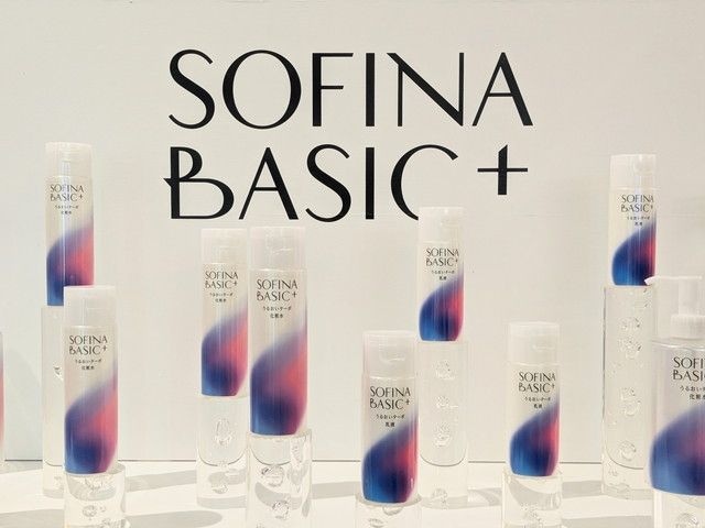 SOFINA BASIC+ ブランドロゴと製品展示