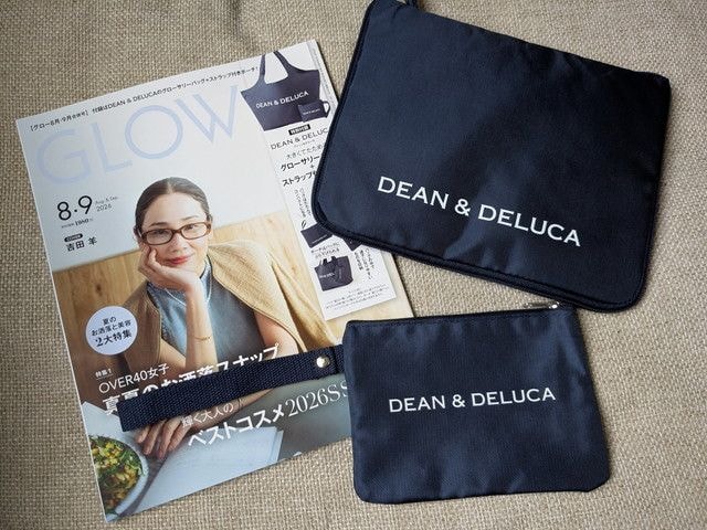 GLOW2026年8・9月合併号の表紙とDEAN&DELUCAグローサリーバッグ・ポーチ