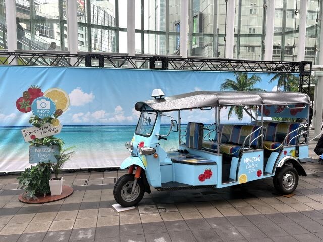 ネスカフェクーラーイベントの特別仕様トゥクトゥクとビーチ背景フォトスポット