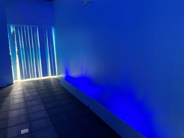 ダイキン工業協力のクーリングスポット・水面エリアの青い空間