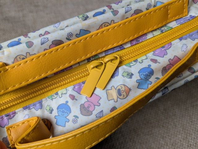 こんなこいるかなポーチの内側イエローファスナーポケット
