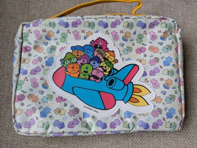 こんなこいるかなポーチの裏面キャラクター総柄アップ