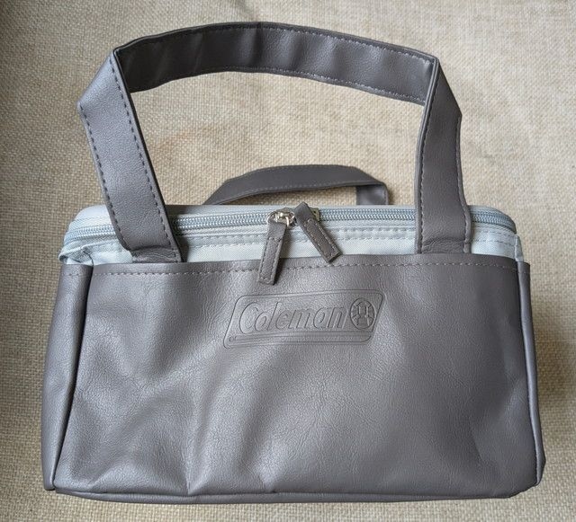 Coleman保冷バッグGRAYの全体とコールマンロゴ正面