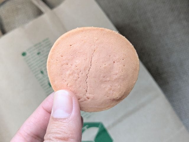 成城石井ピンクグァバクッキーを手に持ったアップ