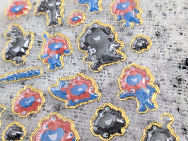 ミャクミャク立体クリアシールのアップ。キラキラの金フチがついたぷっくりシール