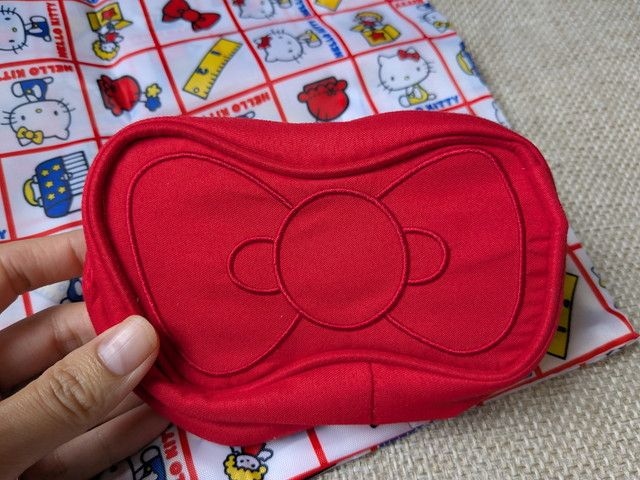 HELLO KITTYリボンポーチのリボン刺繍正面