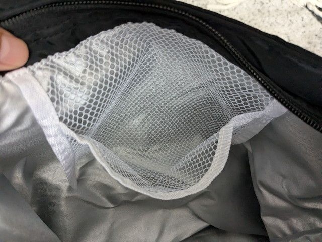 内部のメッシュポケットをクローズアップした写真